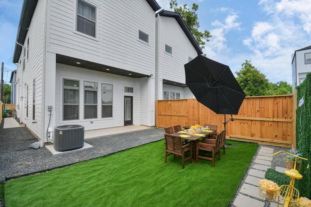 Blissful Getaway Home With Hot Tub & Backyard Near Downtown Houston Exterior foto